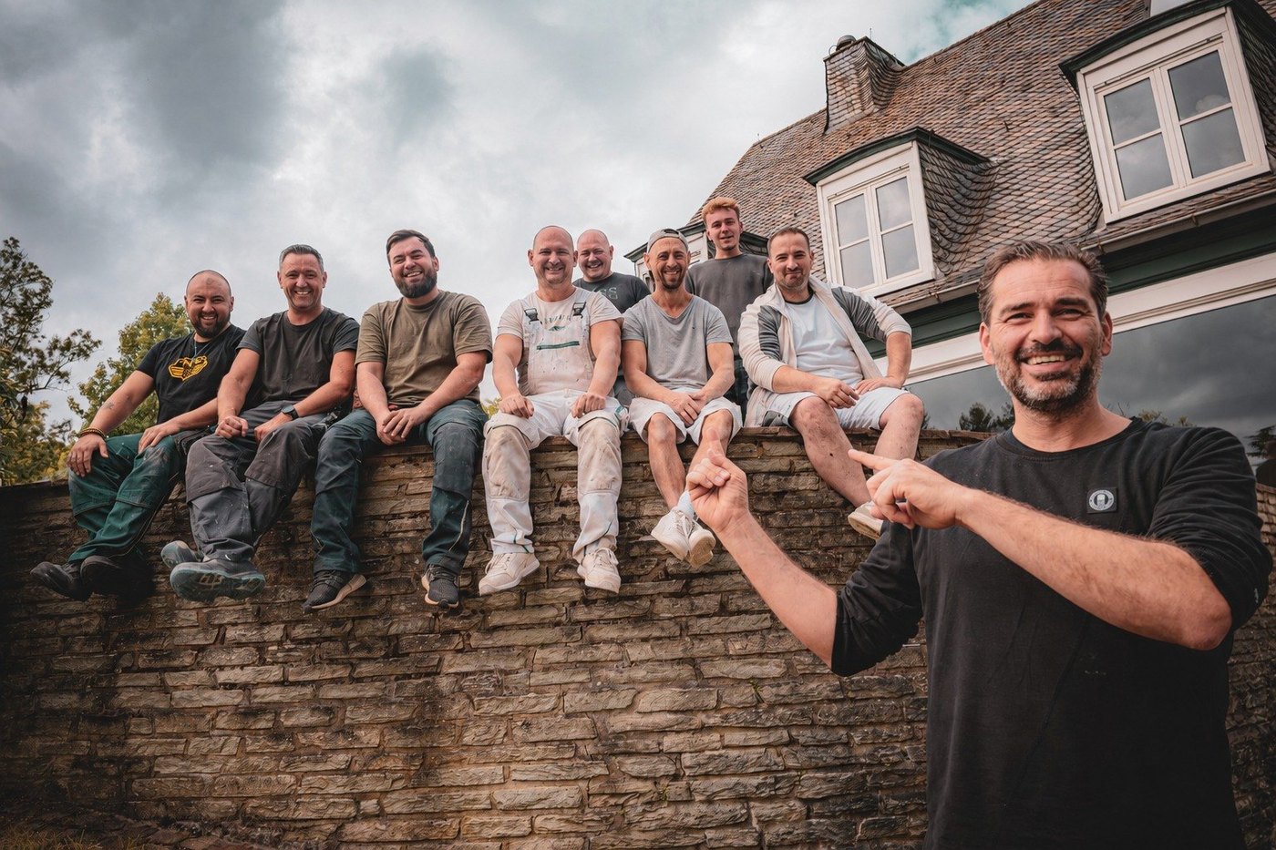Das Bauteam von NEUBESTAND vor einem Objekt